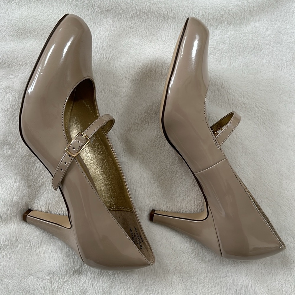 Kelly and Katie tan patent heels. Size 9M. Like new. - Picture 3 of 7
